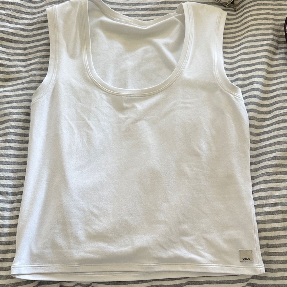 Vuori White Halo Scoop Tank. Worn once.